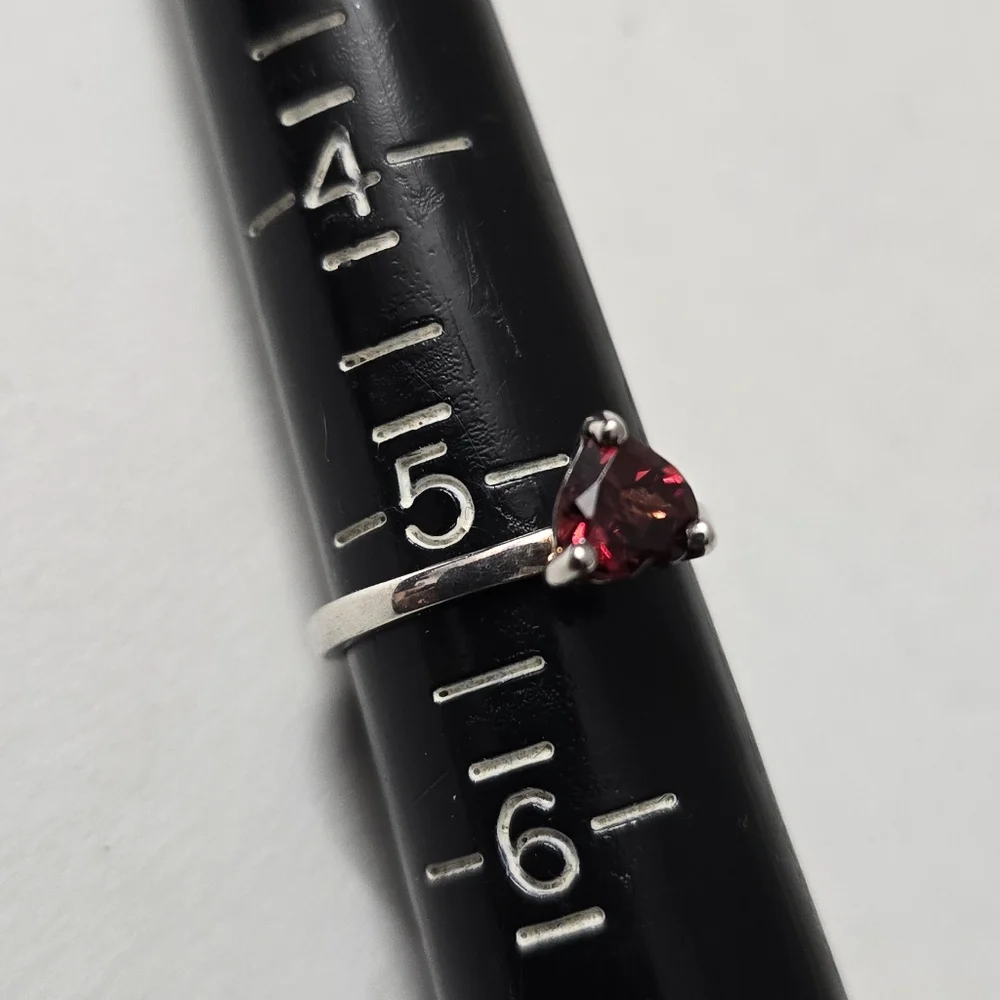 Sterling Silver 925 Garnet Ring – A Heartfelt Sparkle